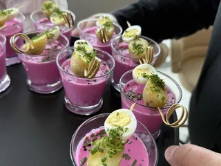 粉紅湯是立陶宛夏季不可或缺的傳統冷湯料理，以發酵牛奶和醃甜菜根為主要原料，呈現明...