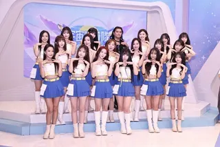 製作人B2(後排中)帶著參賽女孩們一起受訪。(記者王聰賢／攝影)