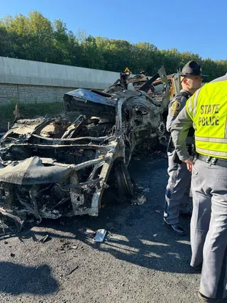 死者被困在遭撞及的車內，沒有機會逃生。（美聯社）