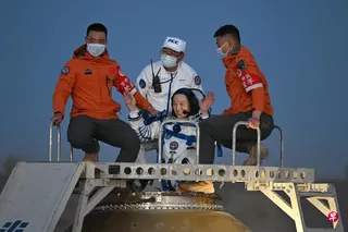 载着神舟21号航天员乘组的神舟22号载人飞船返回舱星期五（5月29日）晚在东风着陆场着陆。图为航天员张洪章出舱。 （新华社）