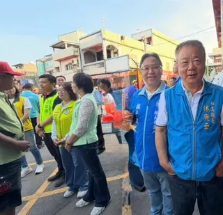 彰化伸港福安宮天上聖母暨新港十八庄聯合安營徒步遶境今日登場，國民黨彰化縣長參選人律師魏平政（右二）等人與會。（賴清美提供／葉靜美彰化傳真）