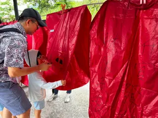 《圖說》親子開心共創環保永續天燈。〈教育局提供〉