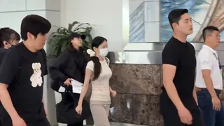 少女時代泰妍（太妍，米白色衣服）30日飛抵高雄。民眾提供