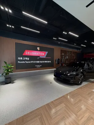 當時保時捷門市還慶賀利特買車。翻攝IG@xxteukxx