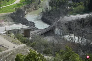 3月13日，以色列空袭了横跨黎巴嫩利塔尼河的兹拉里耶桥，这座桥是连接泰尔地区与宰赫拉尼区的关键民用交通命脉。 （路透社）