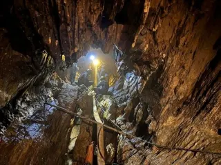 救援人員在寮國中部賽宋奔省洞穴內搶救受困者。（METTA THAM KALASIN RESCUE /Handout via 路透社）