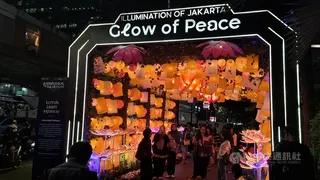 雅加達地方政府與2大佛教團體代表28日至下個月1日在市中心舉辦衛塞節慶典，現場設置「蓮花光徑」（Lotus Light Pathway）裝飾隧道。中央社記者羅薇佳雅加達攝　115年5月30日