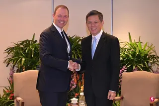 公共服务统筹部长兼国防部长陈振声（右）与德国国防部国务秘书希尔默会面，两人同意新德有必要在跨区域安全挑战方面展开合作。 （国防部提供）