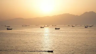 多艘船隻30日駐泊荷莫茲海峽。（路透）
