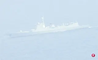 台湾国防部称，星期六（5月30日）起的24小时内，侦获八艘大陆军舰在台海周边活动。图为台湾军方4月27日侦察发现大陆军舰编队进入澎湖西南海域活动，图为台军拍摄到的江开二型054A护卫舰。 （台湾国防部提供）
