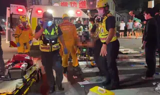 警消人員到場救援，將傷者送醫治療。（圖／中天新聞）