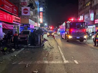 台中市七旬莊姓老翁30日晚間開車行經南區時，車輛失控撞死林姓機車騎士。(記者陳宏...