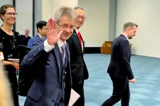 捷克參議院議長維特齊1日率代表團搭機抵台，在桃園國際機場向媒體親切揮手致意。代表...