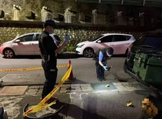 基隆市王姓男子涉嫌持刀殺害母親後，從12層樓的住家頂樓墜樓身亡。檢察官今天下午相...