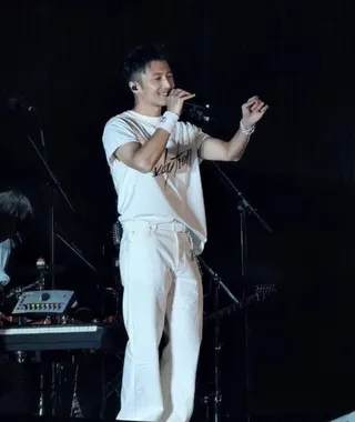 謝霆鋒一身白與王菲的白T相呼應。（取材自微博）