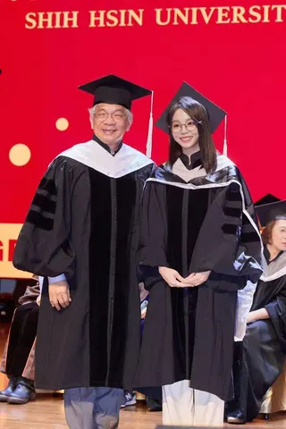 孫淑媚（右）在世新大學就讀收穫傳播、行銷以及觀眾心理等理論實務。（孫淑媚提供）