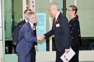 捷克參議長維特齊（前排左）率約40人代表團1日抵台。一行人搭乘的中華航空班機降落...