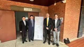 外交部政務次長吳志中（右二）與大陸委員會副主任委員沈有忠（左二）、東海大學中國大陸暨區域發展研究中心（陸研中心）顧問張台麟（左一）及陸研中心主任林子立（右一）合影。