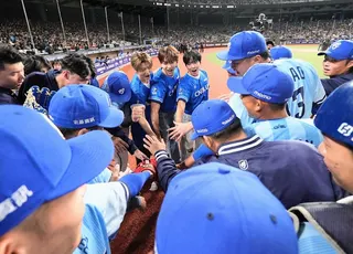 「CNBLUE」和球員一起加油。富邦悍將提供
