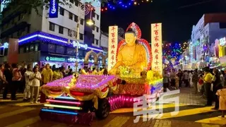 花车以佛陀、鲜花及灯饰精心布置，并在吉隆坡市中心街道穿梭游车，吸引大批民众驻足观赏。