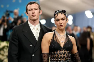 Dua Lipa與卡倫透納經常一同出席公開活動放閃。（圖／Getty）