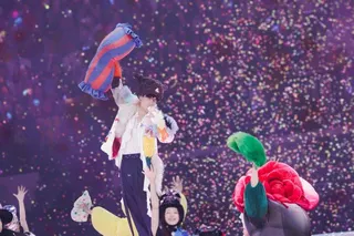 周渝民跟穿著童趣感的舞者繞著舞台放送歡樂。（相信音樂提供）