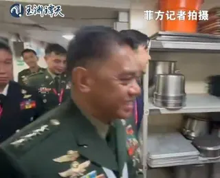跟著菲律賓國防部長從後廚繞行的武裝部隊總參謀長布勞納。(取材自玉淵譚天)