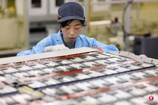 一名工人在零跑汽车旗下零跑能源位于浙江湖州的电池生产线上工作。 （路透社档案照）