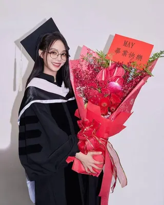 孫淑媚穿著碩士袍，在世新大學留影。（孫淑媚提供）