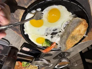 雞蛋是最經濟且營養密度最高的膽鹼來源之一，營養師提醒，一天吃下3、4顆蛋易導致蛋...