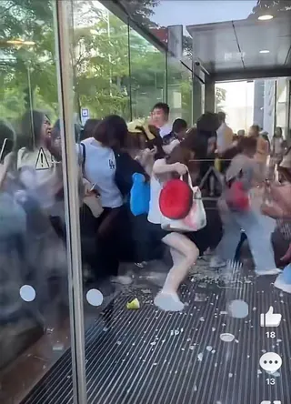 張凌赫南寧活動，粉絲不顧地上玻璃碎片狂奔湧入。圖／摘自微博