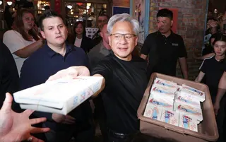輝達執行長黃仁勳日前舉行兆元宴宴請輝達供應鏈老闆，中場出來發放點心與飲料給會場外...