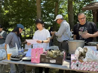 一年一度的端午節即將來臨，美國大華府地區的台僑5月31日齊聚馬里蘭州「山脊路休閒公園」，大啖肉粽，提前歡慶佳節。中央社　115年6月1日