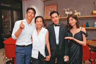 → 3年前蕭敬騰（右二）和Summer（左二）的求婚派對，修杰楷（左一）、賈靜雯（右一）夫妻都在場見證幸福。（翻攝自賈靜雯IG）