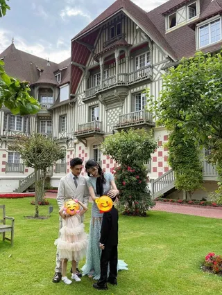 何猷君、奚夢瑤結婚7年舉辦婚禮，一雙兒女是花童。圖／摘自momomarioho ...