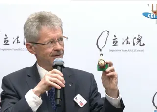 韋德齊致贈韓國瑜獅子公仔。