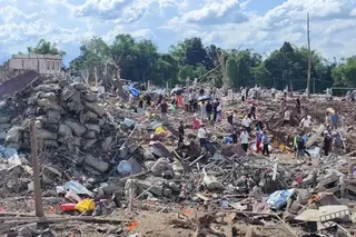 緬甸北部撣邦南坎地區5月31日發生大爆炸，許多當地居民在現場協助搜救。（Palaung Land via 美聯社）