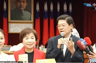 國民黨立委羅明才1日發送雞排慶祝台股衝破4萬點，另搭配藍委楊瓊瓔準備的台中太陽餅一起送給民眾。（圖／中天新聞）