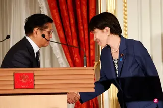 菲律宾总统小马可斯上周到日本进行四天国事访问。图为小马可斯（左）上周四（5月28日）与日本首相高市早苗（右）在东京赤坂迎宾馆举行的联合记者会上握手。 （法新社）