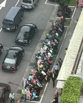 國民黨立委羅明才為慶祝台股突破4萬點大關，今中午12點在立法院發雞排，時間還沒到就大排長龍（圖／民眾提供）