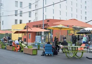 由納稅人資助的「Skid Row Care Campus」遊民服務園區，周邊暴力...