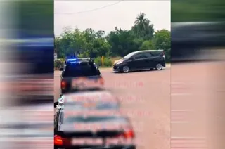 Police have denied claims that they were escorting several vehicles allegedly carrying foreign nationals in Tanjung Minyak here. PIC SCREENGRAB FROM SOCMED
