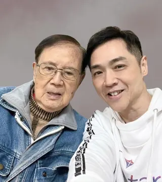 宋達民（右）不捨父親驟逝。（圖／翻攝自宋達民 Ta Ming Sung 臉書）