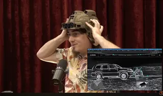 安杜里爾工業（Anduril Industries）創辦人帕爾默・拉奇（Palmer Luckey）於直播中戴上新研發的「鷹眼」（EagleEye）單兵戰鬥系統頭盔，具熱顯像、可與無人機等載具分享作戰資訊等功能，士兵將具有「超級感知能力」。摘自X平台