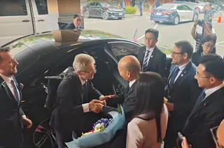 立法院長韓國瑜1日親自到大門迎接捷克參議院議長韋德齊。（圖／中天新聞）