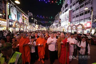 馬來西亞5月31日舉行衛塞節（Vesak）花車大遊行，大馬交通部長陸兆福（前排右4）也跟隨信徒參與遊行。中央社記者黃自強吉隆坡攝  115年6月1日