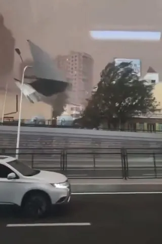 突如其來的強風暴雨和冰雹接力狂砸，高樓外牆磁磚與剝落物如紙片般在空中飛散。（翻攝自李老師不是你老師Ｘ）