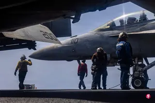 美国海军发布的照片显示，美军一架F/A-18F超级大黄蜂战斗机5月25日在林肯号航空母舰的飞行甲板上滑行。林肯号目前在中东地区部署。 （法新社）