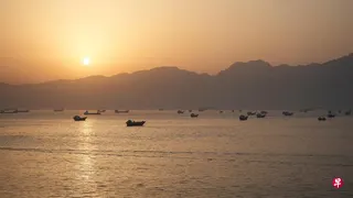 图为5月30日，从阿曼穆桑达姆半岛可见停泊在霍尔木兹海峡的船只。 （路透社档案照片）