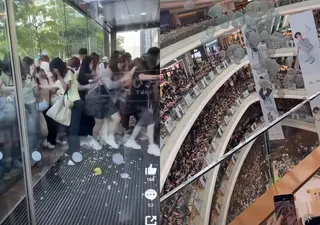 玻璃门挤爆后大批粉丝涌入（左图），挤满整个商场六层楼。（互联网）